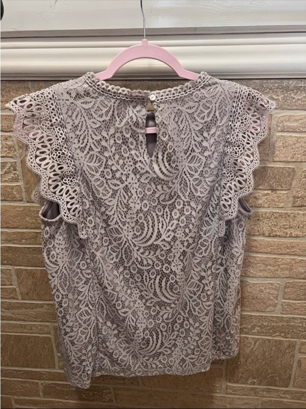 Cable & Gauge brand lace-lined top featuring delicate trimmed sleeves. Size L - Picture 4 of 5